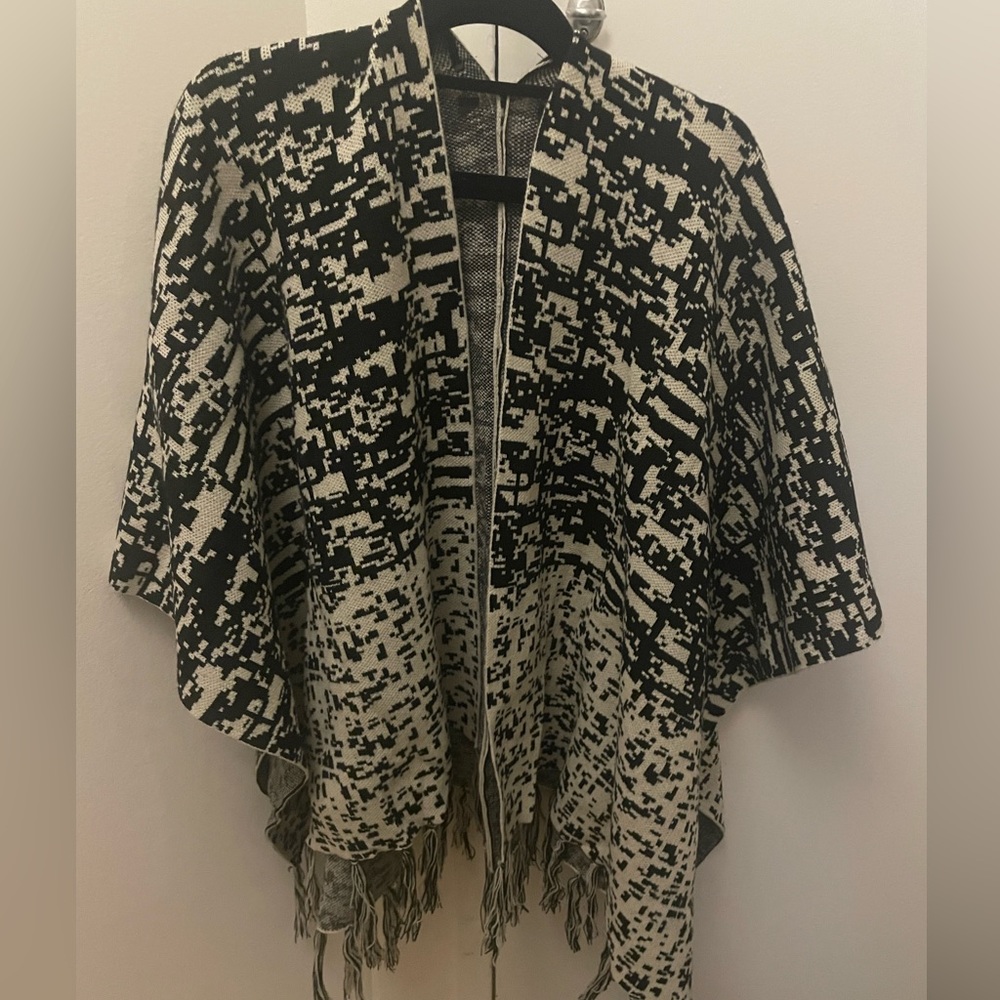 Scarf/shawl/poncho with tassels